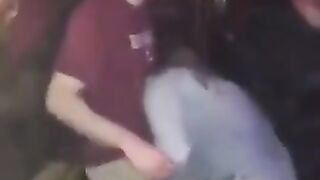 Пьяная толстушка отсосала парню хуй в ночном клубе на танцполе