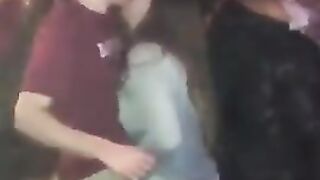 Пьяная толстушка отсосала парню хуй в ночном клубе на танцполе