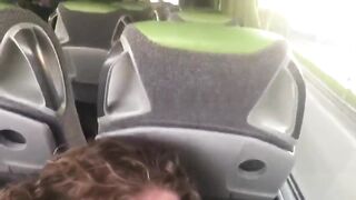 Кудряшка сосет большой член в автобусе и слизывает сперму с лобка