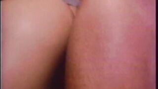 Прожарка натертой пальцами мохнатки на диване в ретро порно