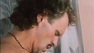 Рокко Сиффреди прожарил мохнатку Моаны Поцци в шубе в сцене из полнометражки