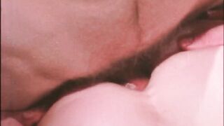 Сексвайф стонет от болезненного анала при муже в ретро порно