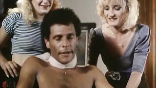 Три блондинки из 70-х ебутся после минета с гомосеком в женском белье