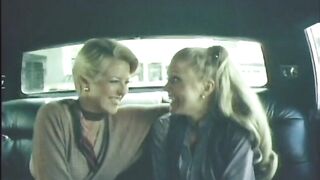 Блондинка лижет соски и мохнатку в такси в ретро порно