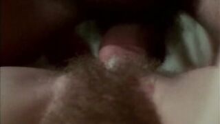 Ретро порно - мужик пялит сучку в мохнатку, нащупывая клитор в волосне