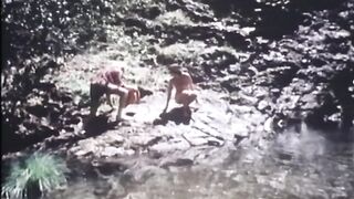 Куни на катере и трах под водопадом в старом порно