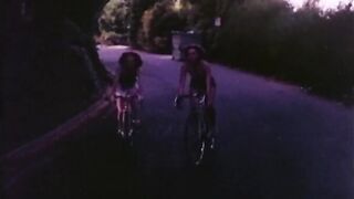 Неожиданный лесбийский трах велосипедисток из порно 70-х