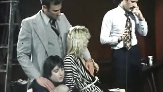 Рыжая актриса ретро порнухи делает минет, ебется с лесбиянкой и мужиком