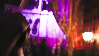 Бразильская актриса Энди Ромеро кончает в наезднице в сериале «Механизм»