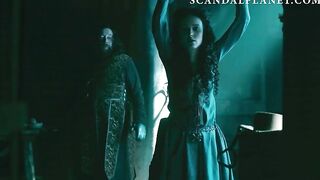 Порка голой задницы Карен Хассан из сериала о викингах