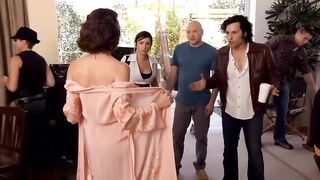 Ранкл пялится на голые сиськи Карлы Галло в «Блудливой Калифорнии»