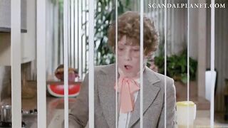 Кэнди Эванс с голыми сиськами в полицейской фуражке в старой комедии