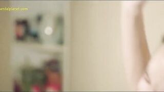Стэйси Мартин мастурбирует и бьет тряпкой по мохнатке в фильме «Нимфоманка»