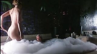 Голые Шэннон Уирри и Лиза Мари Скотт в роли проституток в джакузи с клиентом