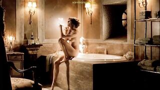 Голая муза Сиенна Миллер курит в пенной ванне в кино биографии