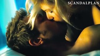 Сладкий поцелуй Скарлетт Йоханссон в постели с Юэном Макгрегором в «Острове»