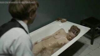 Голая Ольга Шкабарня пьяная в ванне в «ДАУ. Наташа»