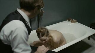 Голая Ольга Шкабарня пьяная в ванне в «ДАУ. Наташа»