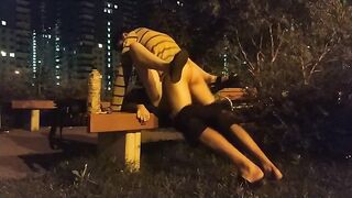 Пьяная россиянка сосет хуй перед перепихоном на лавке в парке