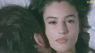 Голая Моника Беллуччи закуривает в постели после плохого секса