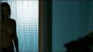 Шарлиз Терон с голыми сиськами в махровом халате в сцене из фильма