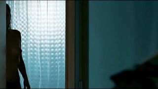 Шарлиз Терон с голыми сиськами в махровом халате в сцене из фильма