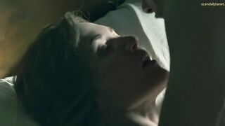 Красивый секс в постели голой Кейт Уинслет в роли Милдред Пирс