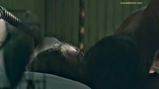 Красивый секс в постели голой Кейт Уинслет в роли Милдред Пирс