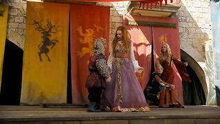 Карлик оголяет сиськи Элин Пауэлл на ярмарке в «Игре престолов»