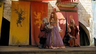 Карлик оголяет сиськи Элин Пауэлл на ярмарке в «Игре престолов»