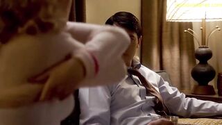 Слизывает виски с сисек Роуз МакАйвер в сериале «Мастера секса»