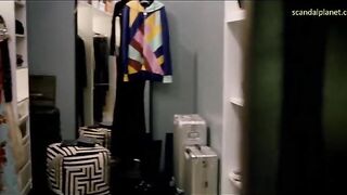 Кристен Стюарт одевается в откровенное белье и позирует в фильме