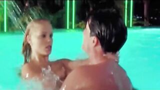 Секс в бассейне с судорожным оргазмом Элизабет Беркли из «Шоугелз»
