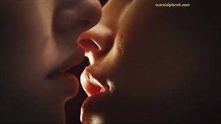 Лесбийский поцелуй и ласки Меган Фокс и Аманды Сайфред