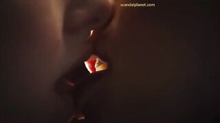 Лесбийский поцелуй и ласки Меган Фокс и Аманды Сайфред