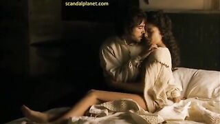 Испанская актриса Елена Анайя с голой грудью тает в руках мужчины