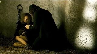 Голая узница Натали Портман трахнута святым отцом в «Призраках Гойи»
