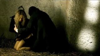 Голая узница Натали Портман трахнута святым отцом в «Призраках Гойи»