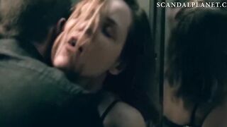 Джордана Спиро трахается в туалете при прослушке в сериале «Озарк»