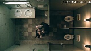 Джордана Спиро трахается в туалете при прослушке в сериале «Озарк»