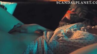 Люси Уолтерс ласкает киску во время секса по телефону в сериале «Джетт»