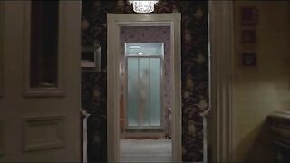 Голая Моника Беллуччи с короткой стрижкой принимает душ