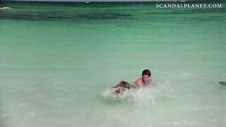 Поломалась, но дала: горячий киношный секс Келли Брук на берегу моря