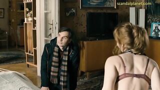 Словацкая актриса Вица Керекеш с голыми сиськами трахает парня в гамаке