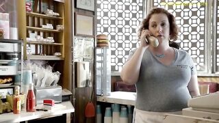 Голая Эмми Россам получает куни, разговаривая по телефону в сериале