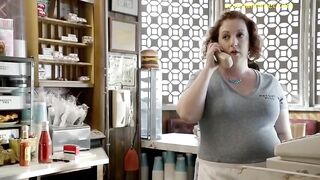 Голая Эмми Россам получает куни, разговаривая по телефону в сериале
