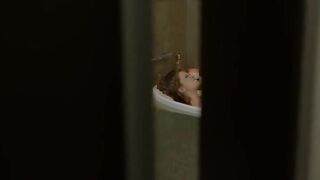 Мастурбация в ванне и позирование голышом Кати Кабак в «Бесстыдниках»