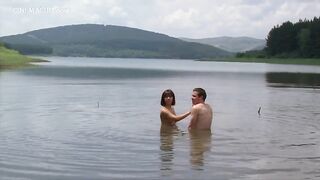Голые актрисы гуляют в лесу и купаются в озере в кадрах из фильмов