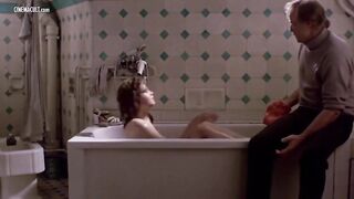 Голые актрисы кино принимают ванну и занимаются сексом в подборке