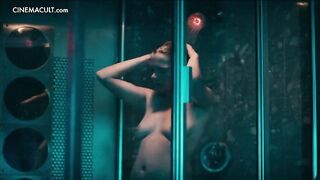 Голая Деми Мур и другие знаменитости моются в душе в подборке из кино